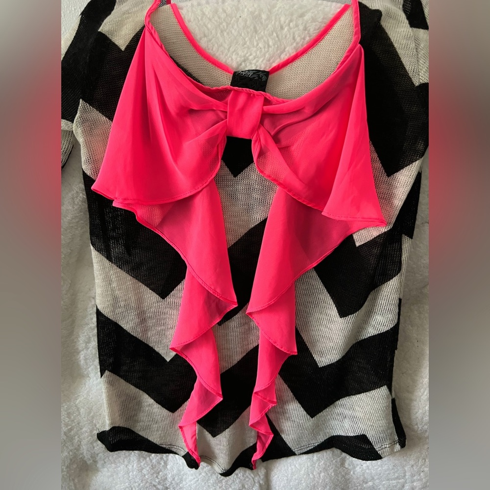 Daytrip from Buckle Chevron Sweater with Pink Bow